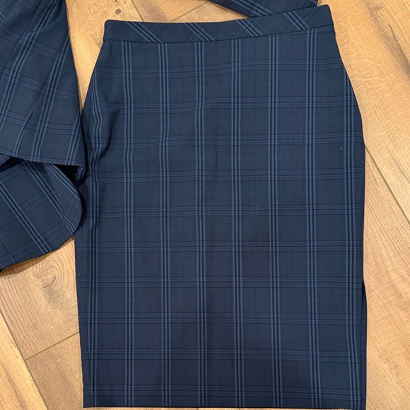 Banana Republic Dark Blue Checkered Navy Suit Washable - Picture 4 of 12